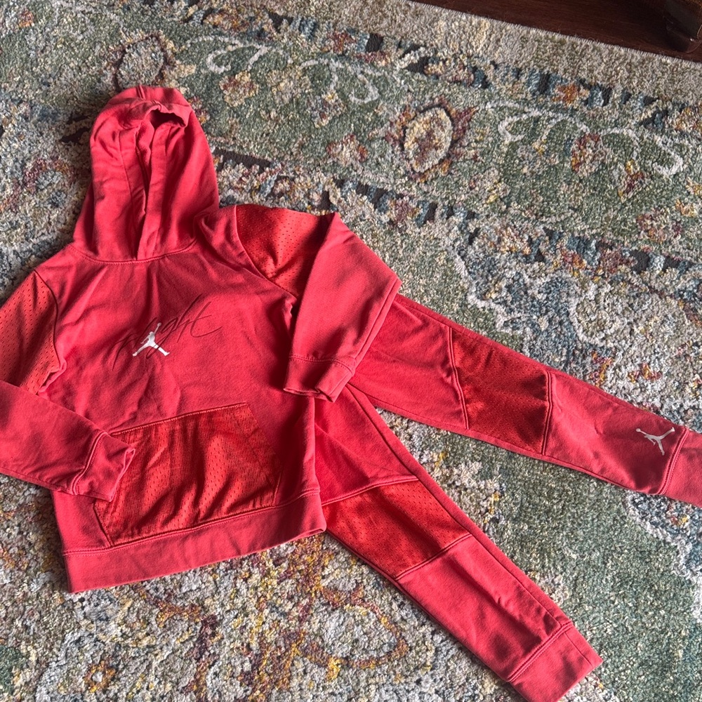 JORDAN BOYS WARMUP JOGGERS SUIT IN SZ 6 (5-6  years)..NICE PREOWNED CONDITION!
